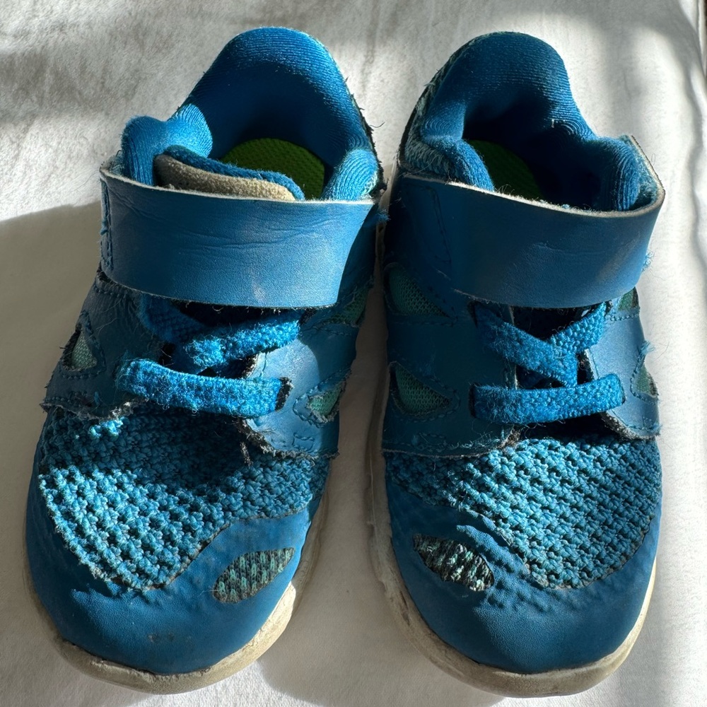 Nike toddler runners, size 5C, bright blue